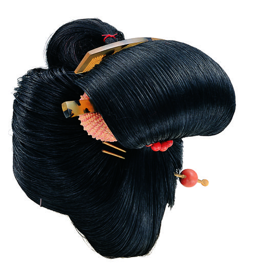 丸髷　江戸時代末期～明治時代
ふっくらと大きな髷に、赤いサンゴや絞り手絡の華やかな髪飾りをつけた若い既婚者。