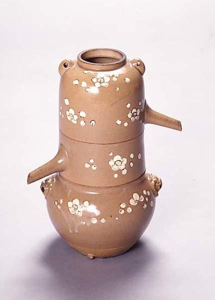 《白梅模様蘭引 》　江戸時代
化粧水をつくる蒸留器。三段になった器の一番下に水、中段にいばらの花、最上段に水を入れて火にかけ化粧水をつくった。
