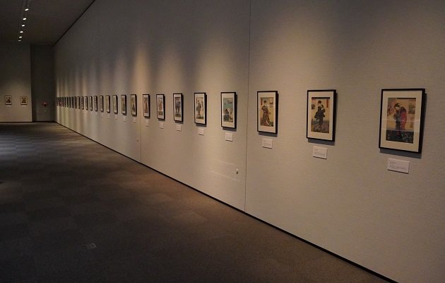 「浮世絵にみる江戸美人のよそおい」展　展示風景より「江戸名所百人美人」