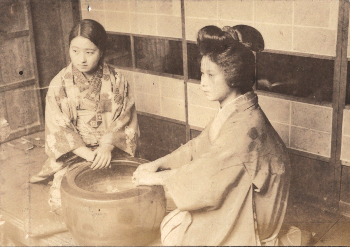 丸髷の祖母。火鉢に置く手には指輪が光る。（昭和10年前後）