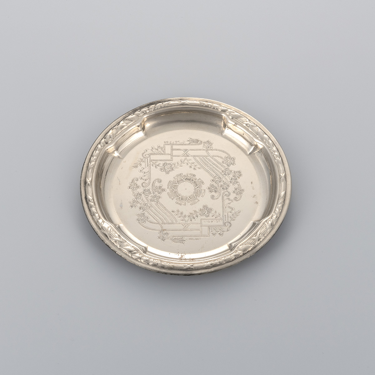 五三桐紋蒔絵婚礼化粧道具　金属製皿